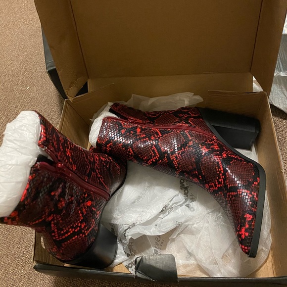 BRAND NEW Red snake boots - Picture 2 of 3